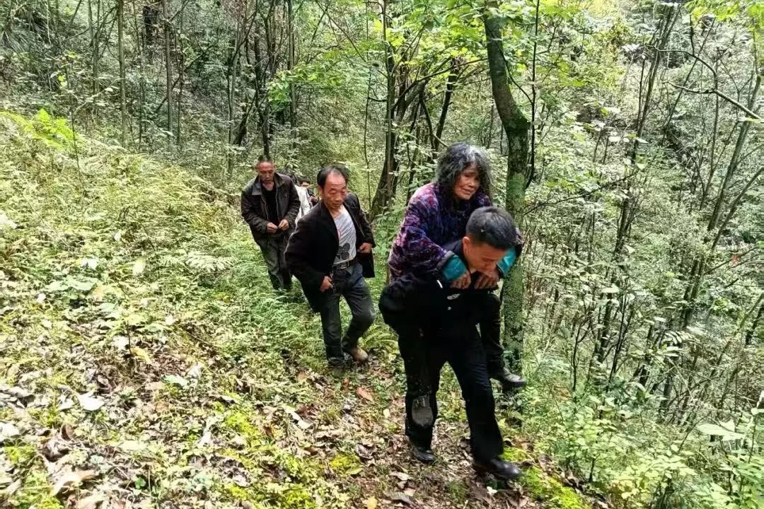 陕西紫阳：警民联合搜救40小时，82岁失联老人平安回归