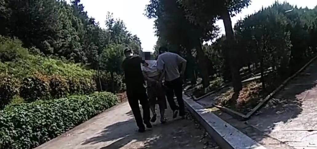 浙江杭州：抓捕结束才察觉骨折！滨江辅警忍痛擒获电诈“取现”人