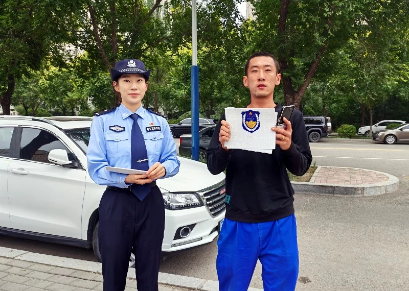 呼和浩特市公安局赛罕区分局向群众发放的反诈宣传车贴
