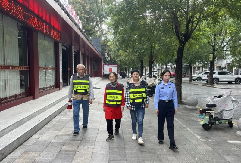 湖北省荆州区东城街道东门社区：警民恳谈聚合力，反诈巡逻护平安