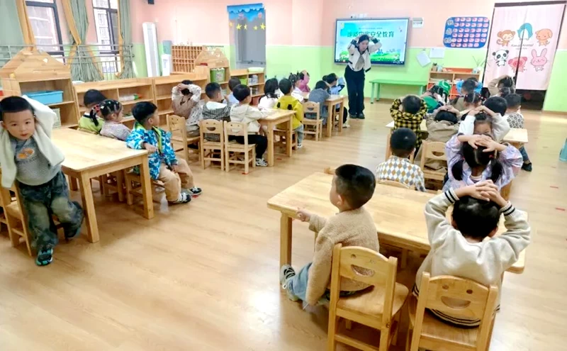 四川省万源市罗家湾幼儿园举行地质灾害应急疏散演练