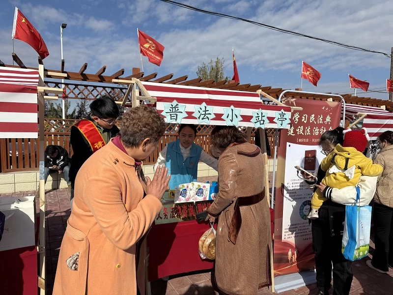 新疆乌苏市司法局： 丰收季“村晚”添法治温度  普法小站亭服务惠民