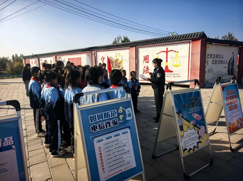 新疆伊宁市司法局走进法治文化广场为青少年上堂实用法治课