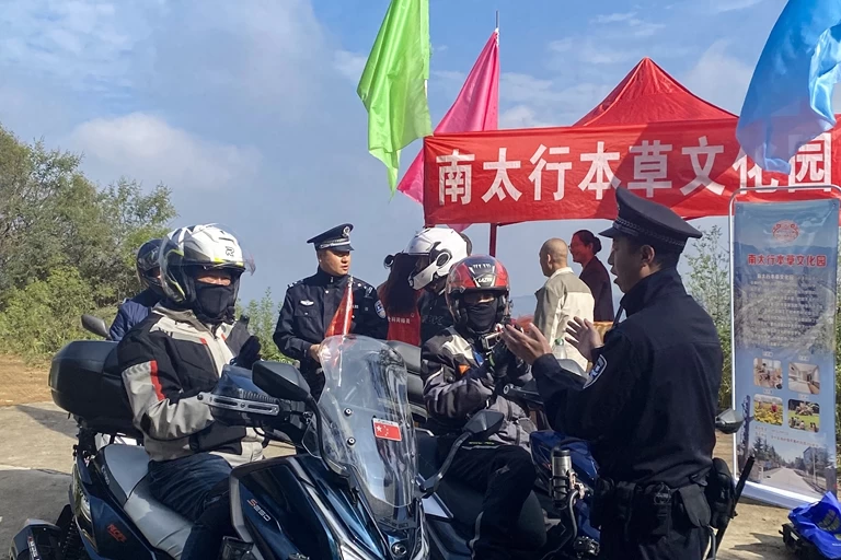 枫红胜火 警暖人心：山西泽州南岭派出所多维护航七盘赏枫季