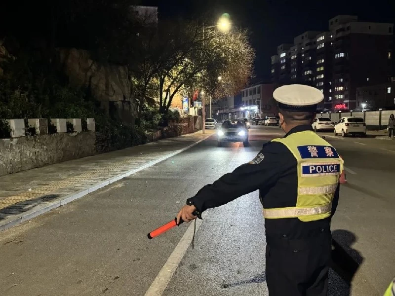 警灯照夜路，严查不松懈——内蒙古清水河交警夜查酒驾护安全
