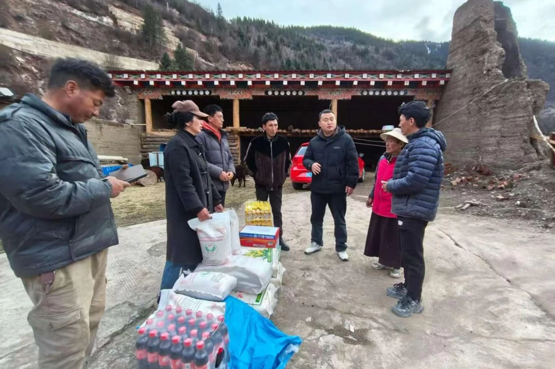 深秋至，他们以初心与担当书写温暖