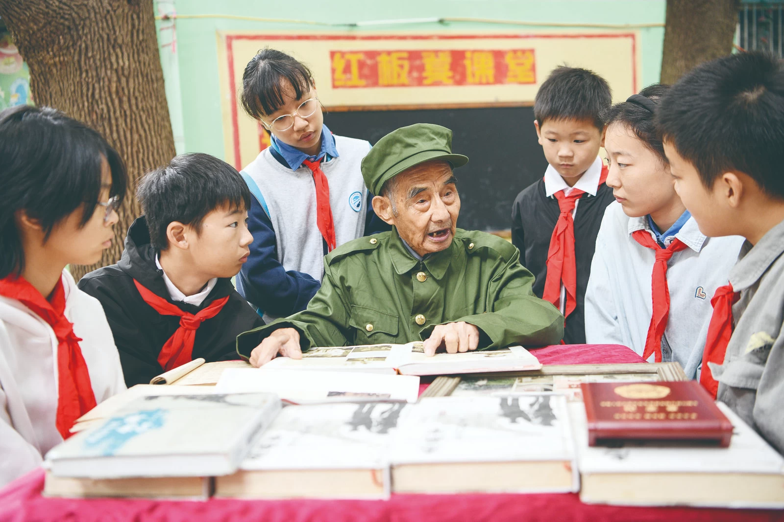 安徽合肥市：“红板凳课堂”开课