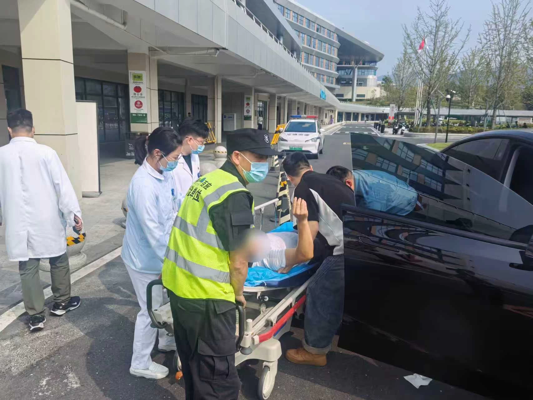 男子突发低钾症，浙江杭州临安交警6分钟紧急护送就医