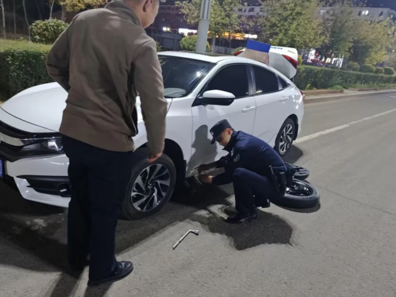黑龙江省哈尔滨市通河县公安局：路遇爆胎车主急 民警援手显温暖