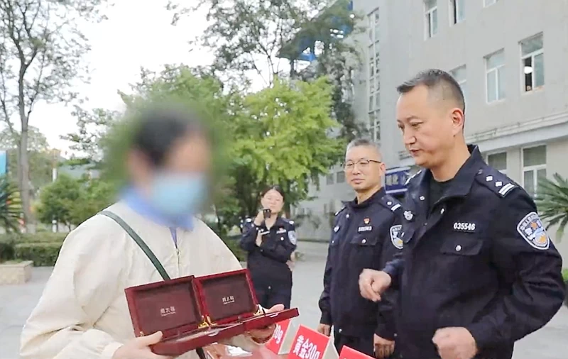 追回813克黄金！广元警方破获投资骗局，全国8名受害人领回失物