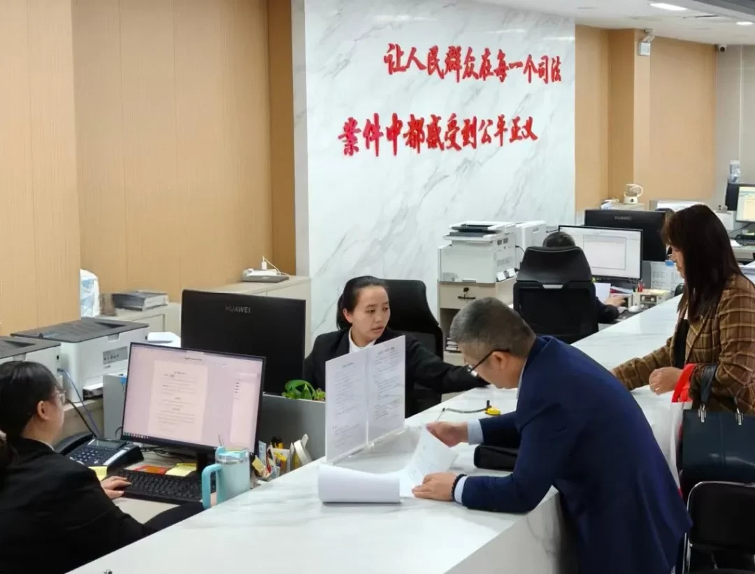 突维·思辨丨在细碎光影里，触摸司法的温度