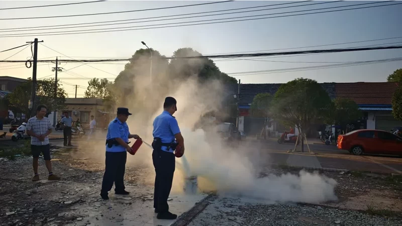 湖北省石首市南口镇永新社区开展“消防安全进万家 灭火器我会用”主题演练活动