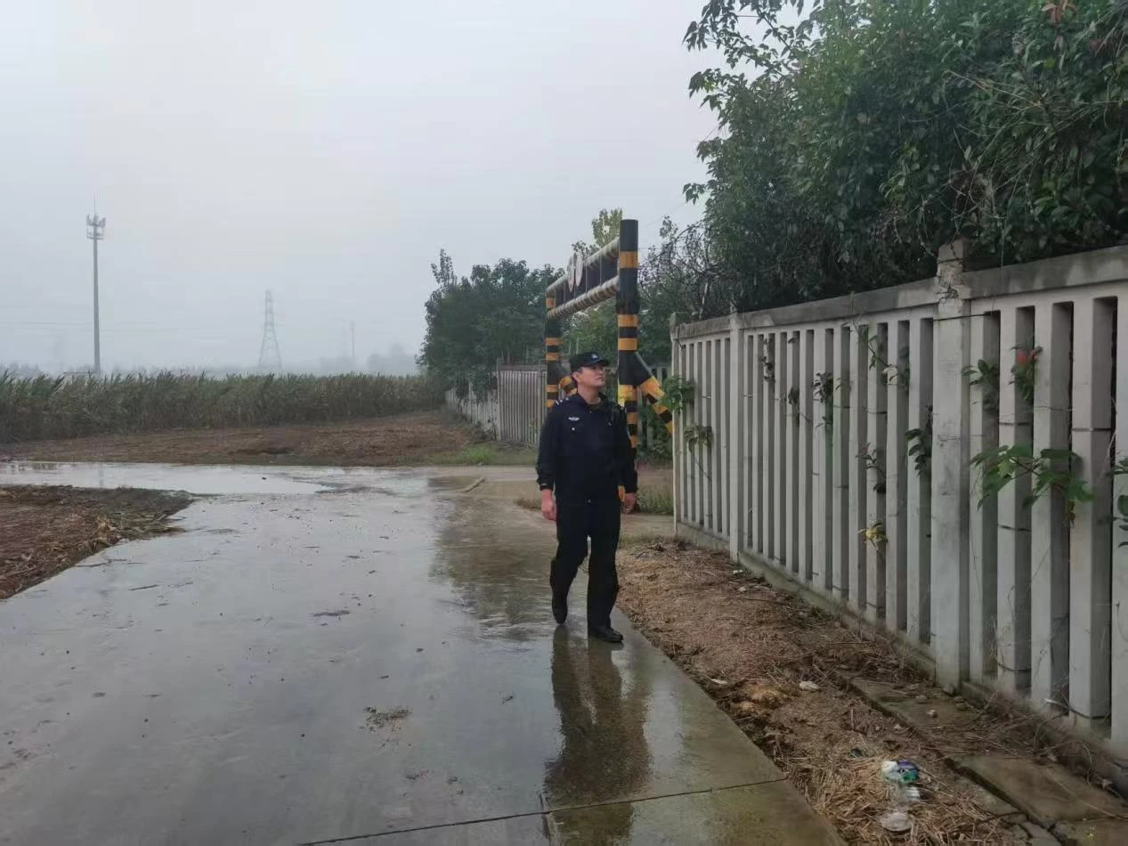 风雨中的“铁路卫士”：河南商丘东站派出所全力护航高铁线路畅通