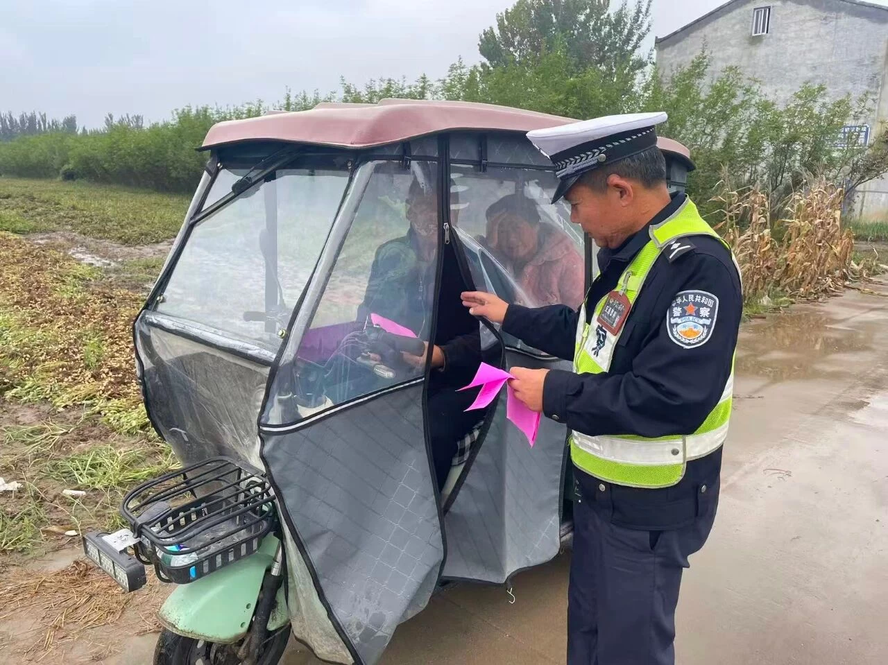 河南省商丘市宁陵县交警走进田间地头开展交通安全宣传活动