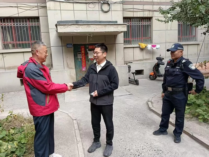 新疆乌鲁木齐市公安局高新区（新市区）分局：一小时！游客丢失的包包找回来啦