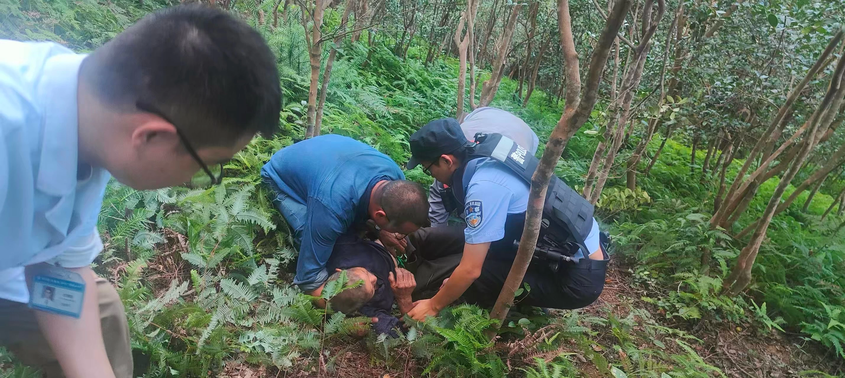 浙江缙云：步步惊心！他们抬着七旬老人走出崎岖山林