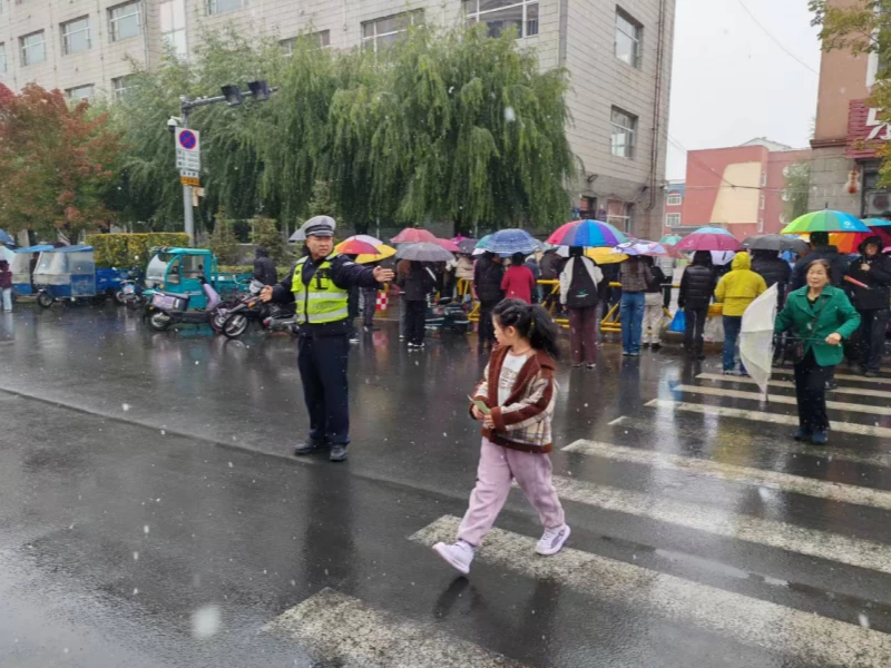 黑龙江省林区公安局苇河分局：风雪无阻护学路 温情守护平安行