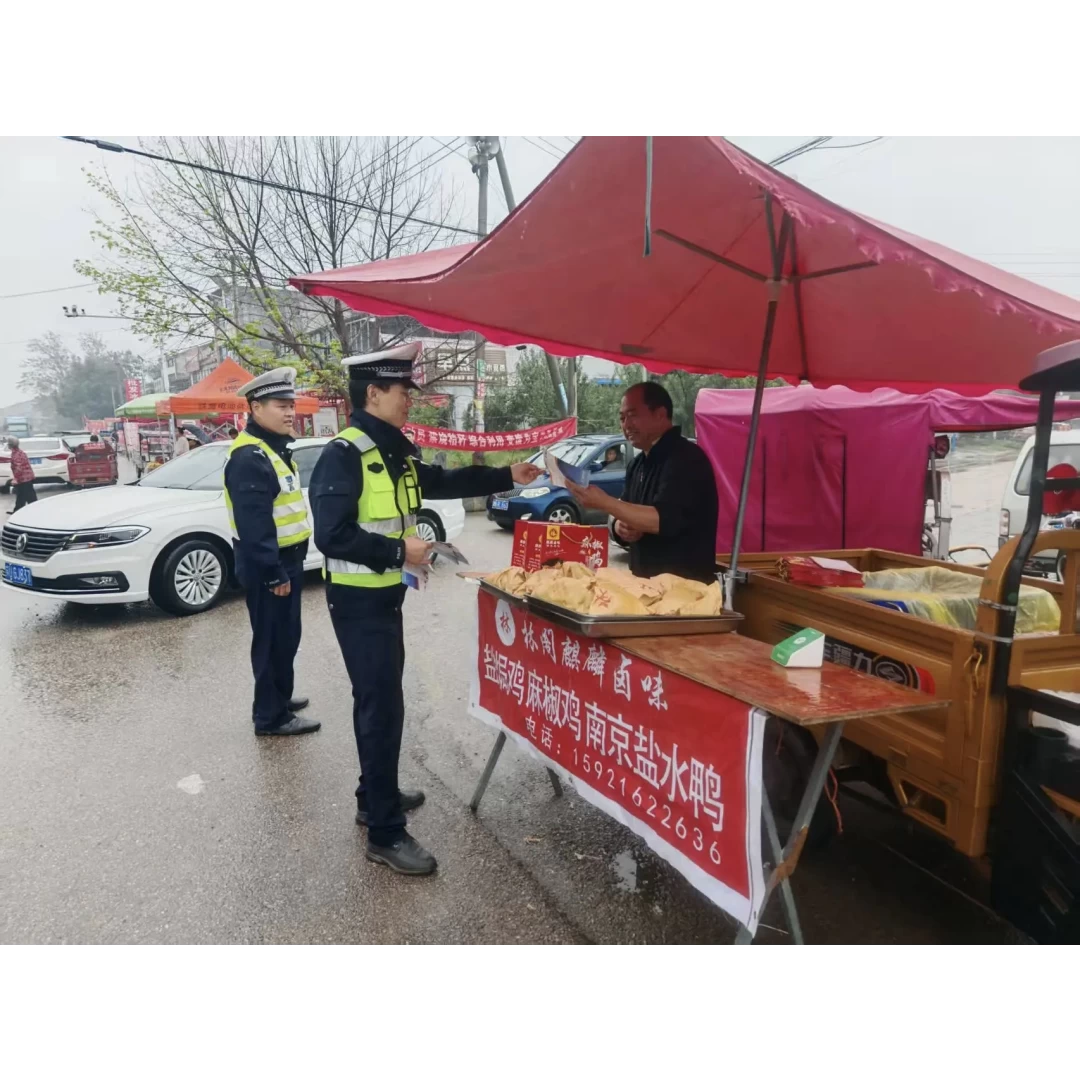 河南省商丘交警开展秋冬季“不降温”“美丽乡村行” 守护“一老一小”交通安全