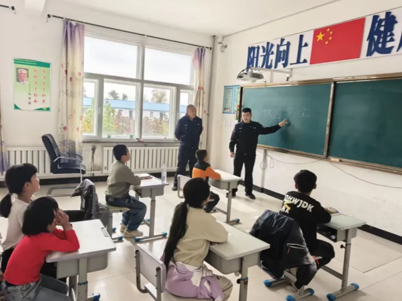 黑龙江省绥化市绥棱县公安局泥尔河派出所开展法治宣传进校园活动