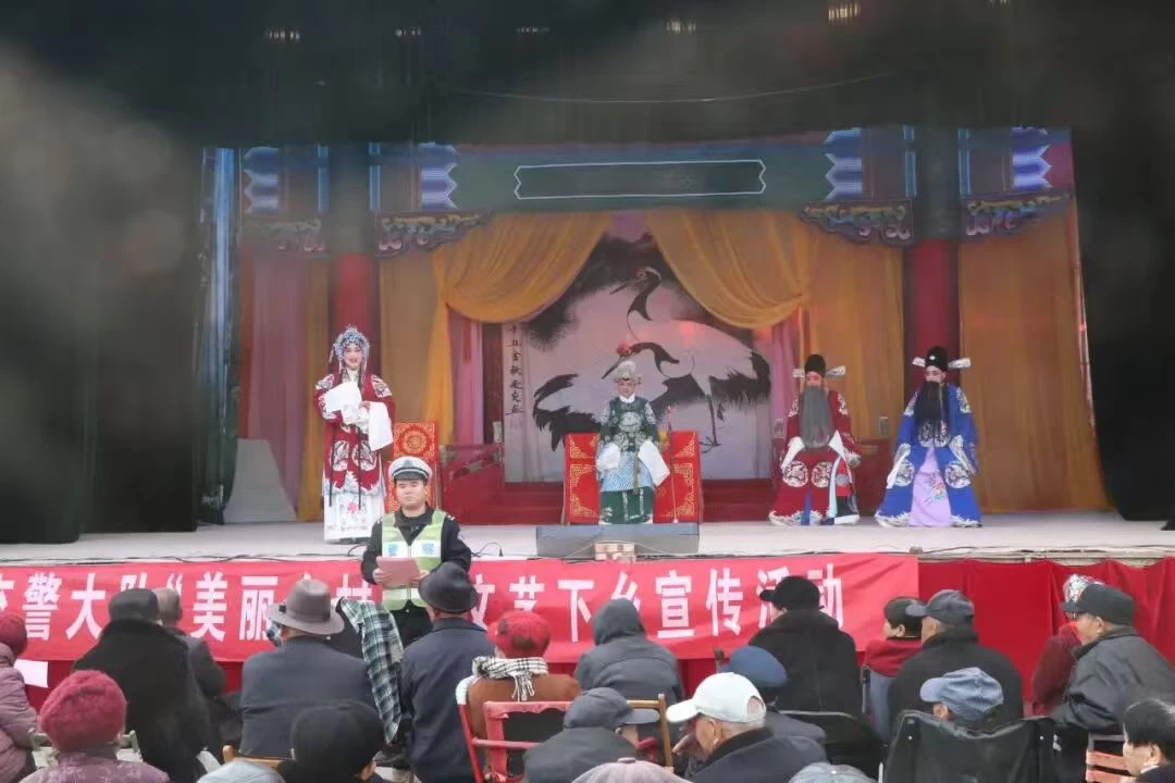 河南商丘虞城交警：戏台变“讲台” 交通安全“唱”进村民心坎