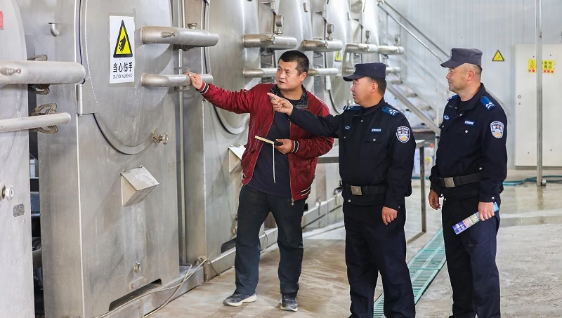 靶向施策除隐患！新疆生产建设兵团第四师昭苏垦区公安局专项查淀粉厂 精准除患护安全