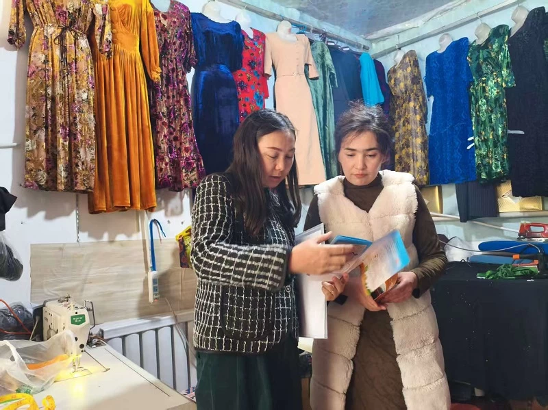 “法”入商铺解难题！新疆昭苏县司法局洪纳海镇司法所开展《中华人民共和国民法典》宣传活动