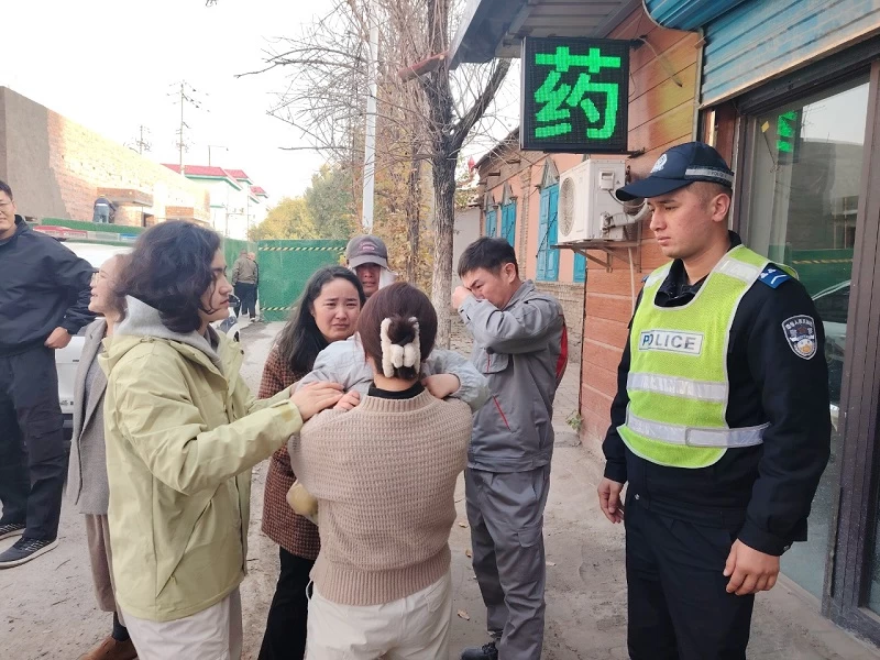 新疆伊宁市公安局上海路街道派出所执勤民警为走失女童找到父母