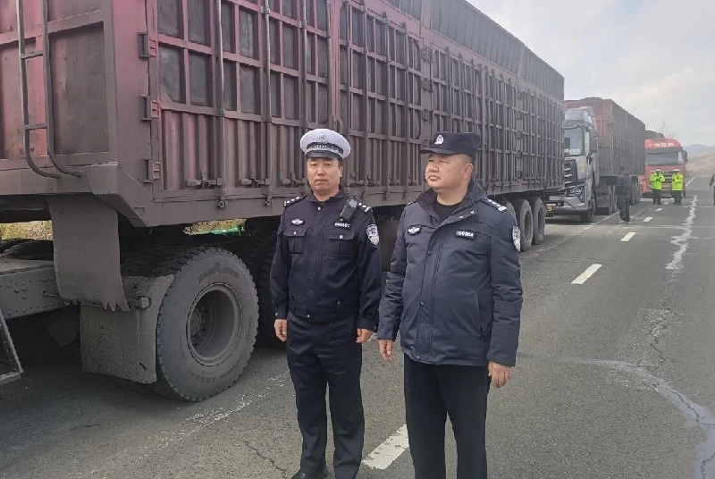 乌兰察布市公安局交管支队副支队长马文慧深入卓资县调研指导路检路查工作