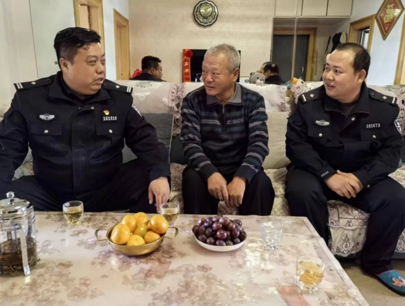 黑龙江省林区公安局穆棱分局指挥中心党小组开展慰问退休同志活动