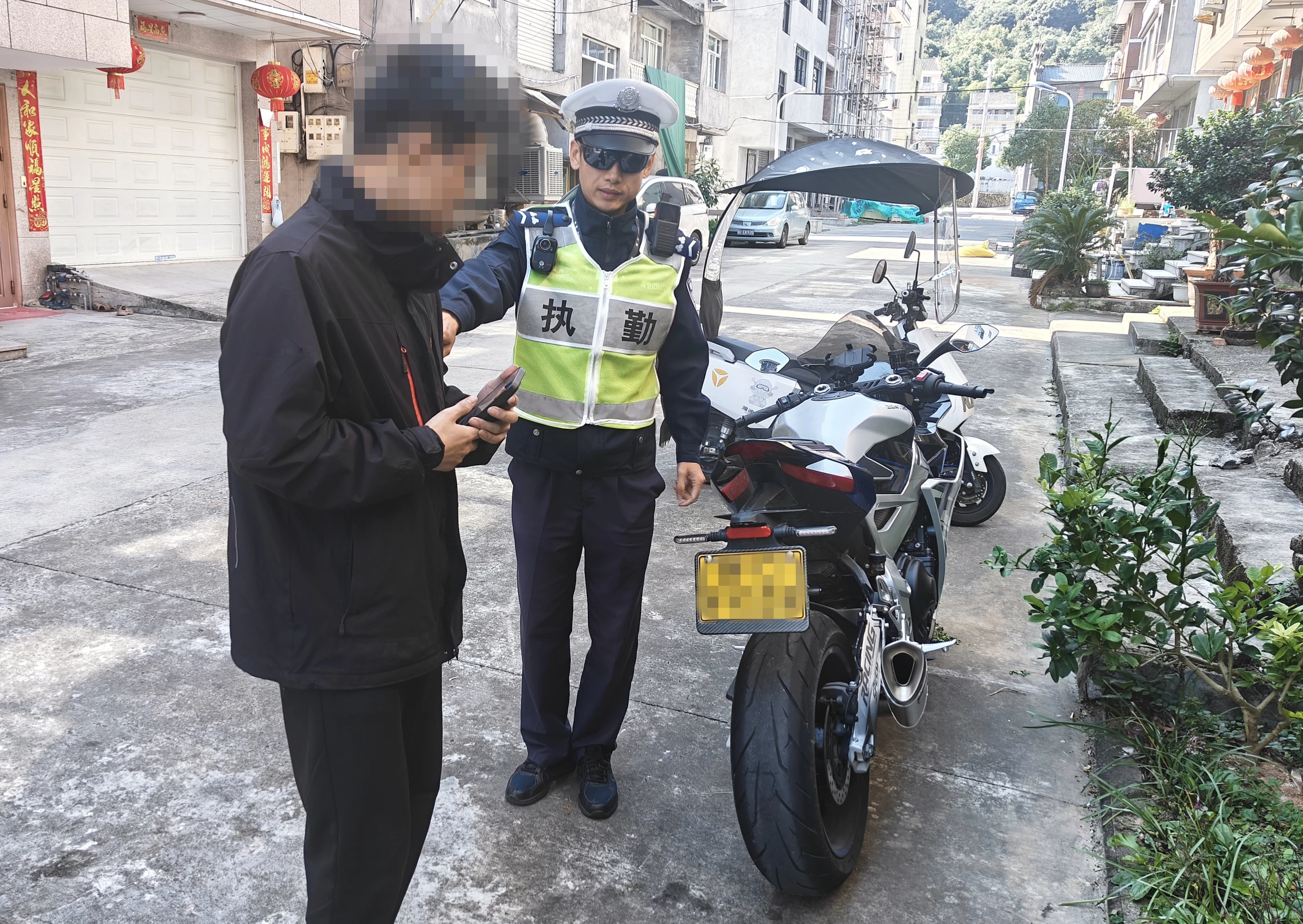 浙江乐清“静音”行动见效 10辆“炸街”摩托落网