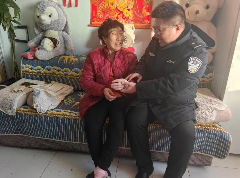 黑龙江省大兴安岭地区行政公署公安局十八站森林分局：迈出“铁脚板”走进“千万家”