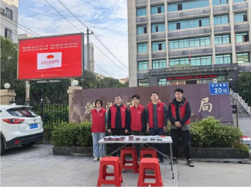 普法上街头 学习入日常——湖北省洪湖市司法局多形式开展《中华人民共和国法治宣传教育法》宣传工作
