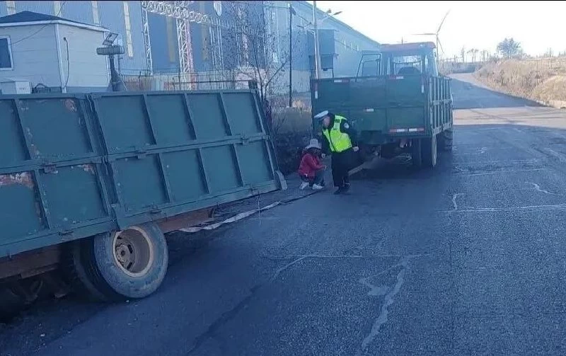 急民之所急——内蒙古清水河县交警高效救援侧翻特种作业车