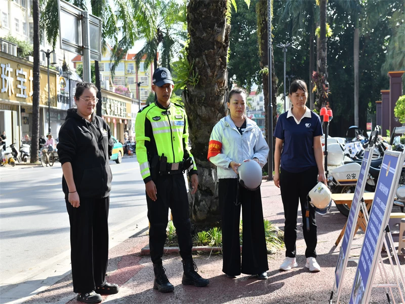 云南勐腊交管大队联合多方开展农村道路交通安全百日攻坚交通安全劝导活动