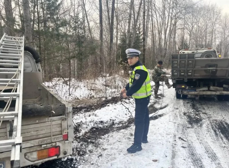雪中救援暖人心——黑龙江省林区公安局鹤北分局中兴派出所民警快速处置车辆陷沟事故