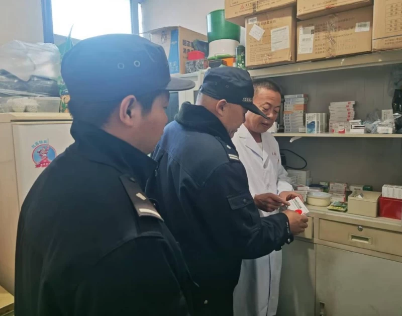 黑龙江省林区公安局穆棱分局莲河派出所到辖区林场卫生所开展药品安全检查