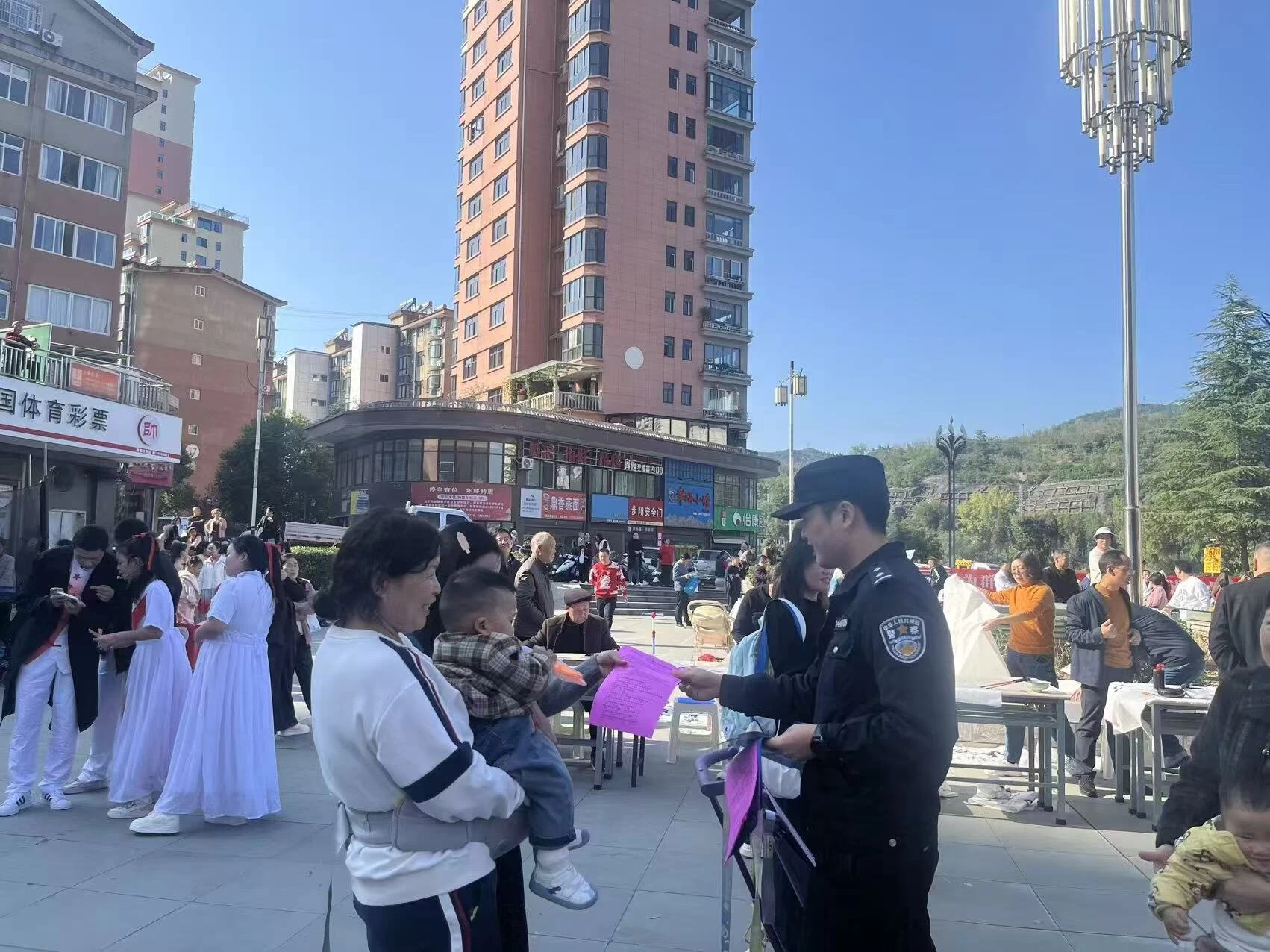 陕西旬阳城郊派出所:安全防范护平安，冬日“警”色暖人心