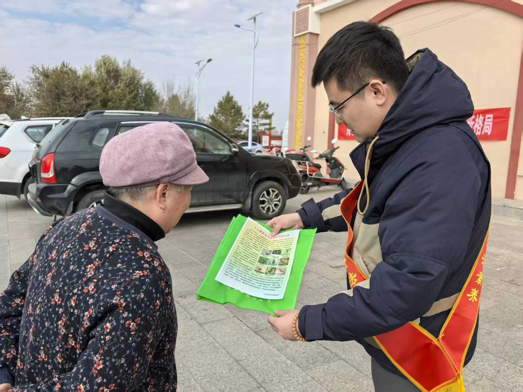 护鸟行动进社区 法治护航生态美——内蒙古包头市达茂旗司法局联合林草局开展鸟类保护专项宣传活动