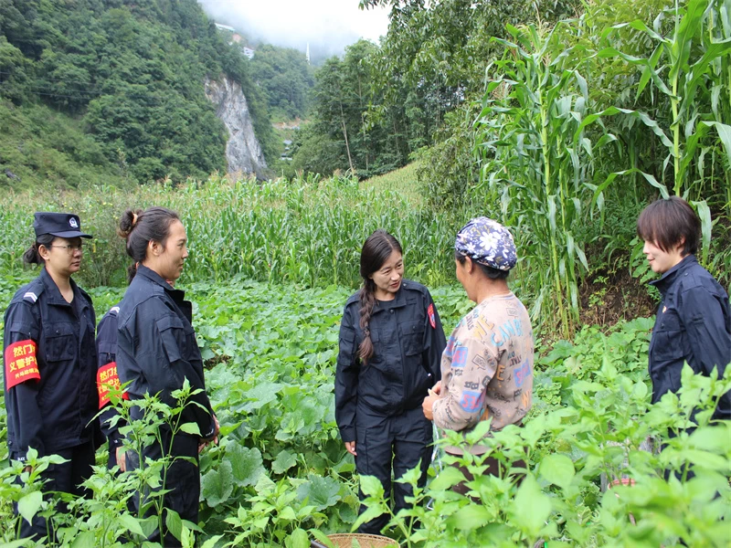 “巾帼红”守护“边境蓝”——云南片马边境派出所组织“然门然”义警队开展秋冬季边境巡逻踏查活动
