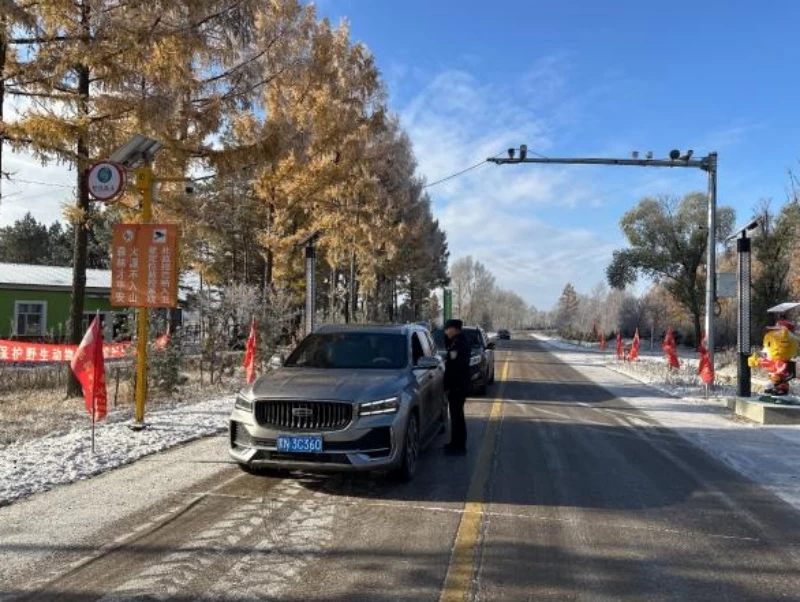 初雪至 警灯亮 雪中执勤护平安——黑龙江省林区公安局通北分局三项举措全力做好恶劣天气应对处置工作