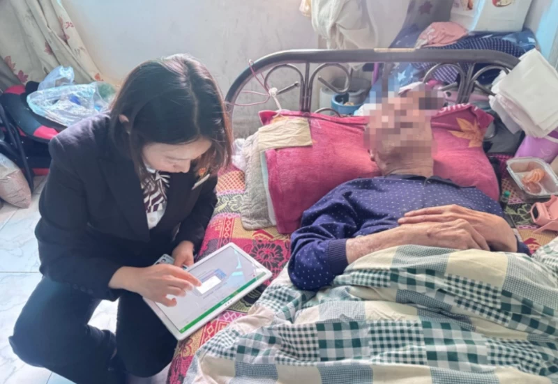 贵州省六盘水农商银行上门服务 为高龄卧床老人解燃眉之急