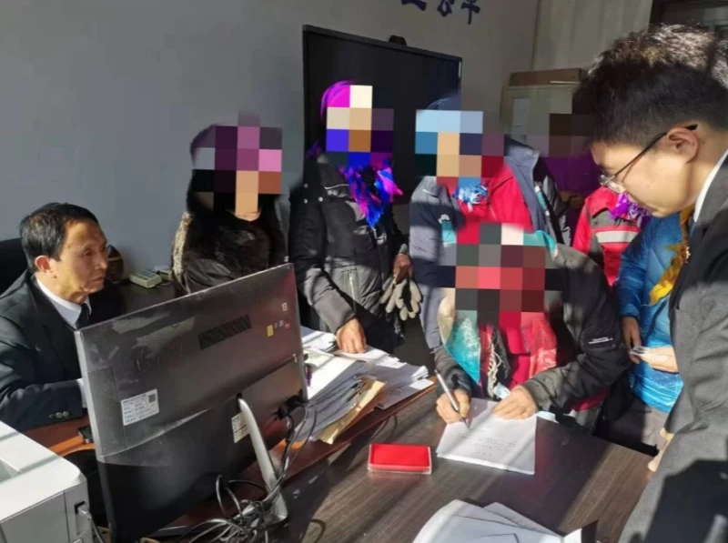 9位老人讨薪愁眉紧锁 黑龙江省绥化市绥棱县人民法院调解让“辛苦钱”落袋为安