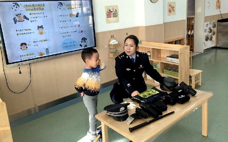 警园携手护平安——呼和浩特市公安局赛罕区分局金河派出所走进中海外滩幼儿园开展安全教育