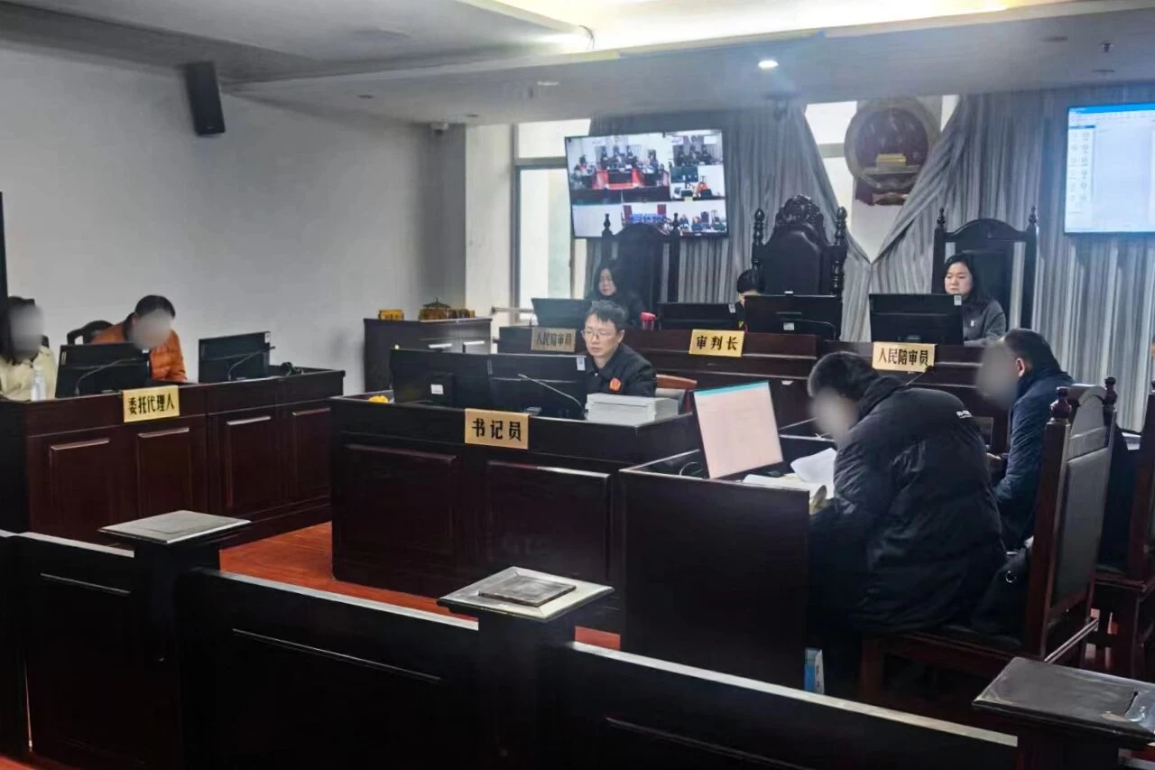 公安干警走进河南省洛阳市洛龙区人民法院旁听行政案件庭审