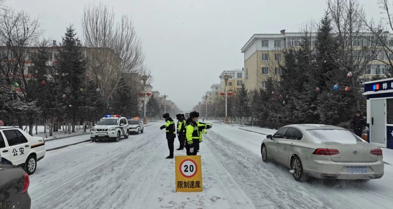 雪落桦林 交警护航——黑龙江省林区公安局桦南分局交警全力守护雪天出行安全