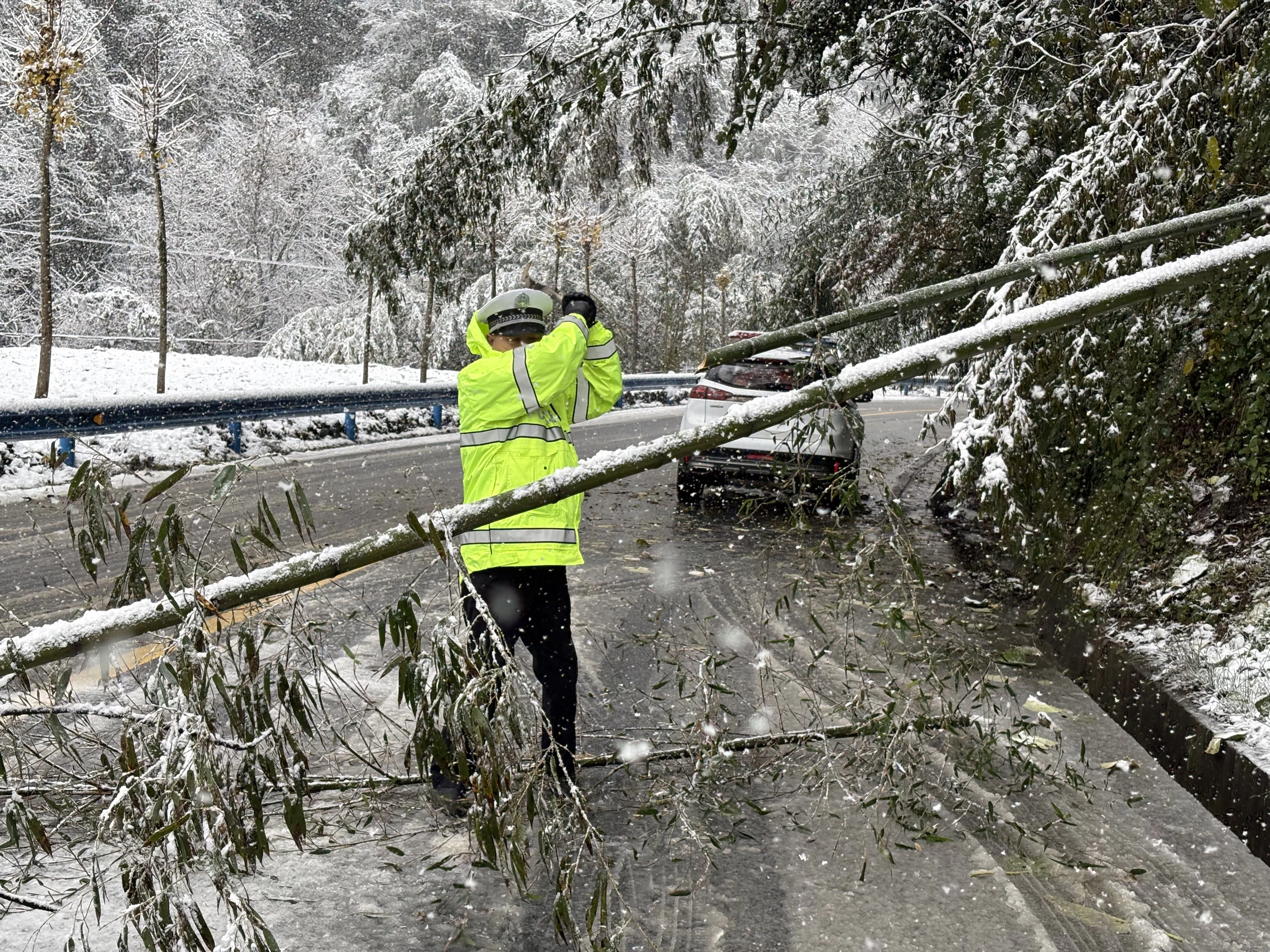 陕西岚皋交警：寒潮来袭保畅通 筑牢防线护出行​