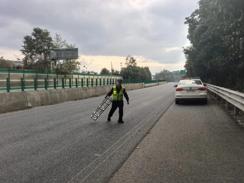 日均上万货车流量 贵州晴隆高速交警的守护藏在细节里