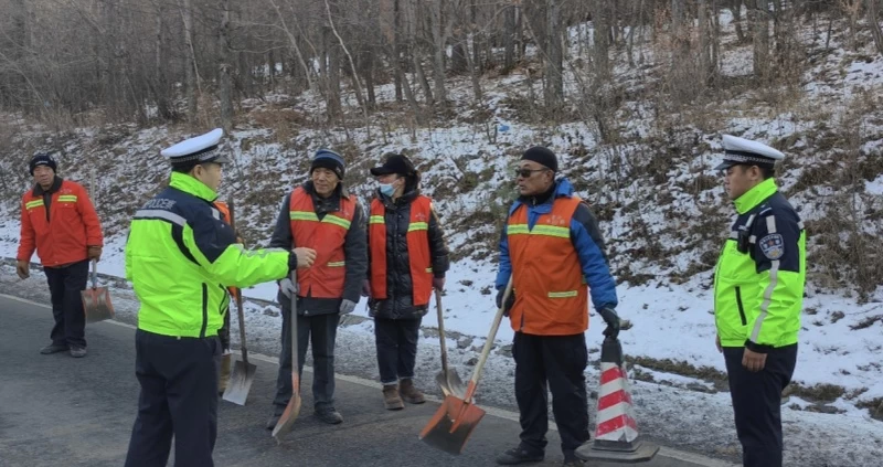 黑龙江省林区公安局双鸭山分局交警大队联合道路养护部门开展路肩积雪清理 筑牢冬季出行安全防线