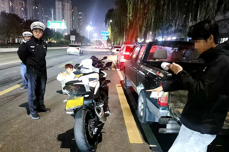 湖南省常德市公安局交通警察支队直属一大队整治“飙车炸街”违法守护群众夜间安宁