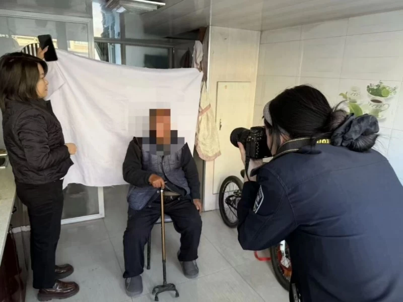 黑龙江省黑河市嫩江市公安局：暖心服务零距离 民警上门为行动不便老人办证